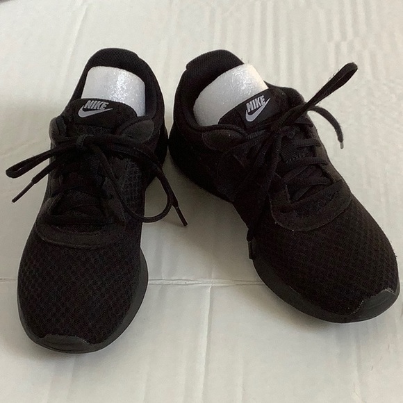 Nike Women’s Tanjun Sneaker Running Shoes Black/ black US: 7 - Picture 4 of 6